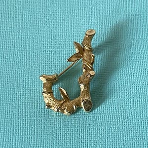 Broche vintage con la letra J, firmado por Sarah Cov, Sarah Coventry, broche dorado con la letra J, joyería con la letra J, broche con monograma J, broche inicial J, broche J