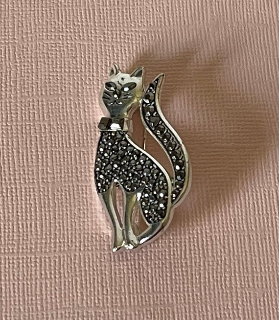 VINTAGE SKU 4-A5-00029799 Large Gold Tone Metal Cat Brooch Black Eye Cat Brooch