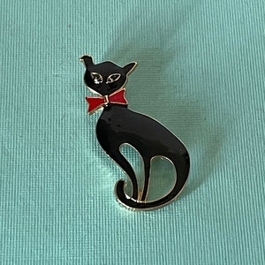 Black cat brooch, cat jewelry, black cat pin, Halloween cat pin, Halloween jewelry, cat gifts, rhinestone cat brooch, green eyed cat pin