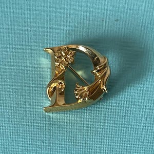 Broche vintage con la letra D, letra D firmada, prendedor dorado con la letra D, joya con la letra D, prendedor con el monograma D, broche con la inicial D, letra D vintage, letra D
