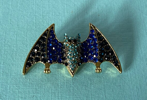Blue rhinestone bat brooch, bat pin, Halloween bat pin, bat brooch, Halloween pin, Blue bat booch, rhinestone bat pin, bat jewelry, bat pin