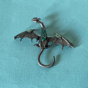 Grande broche dragon vintage, épingle dragon en étain, broche dragon vert, donjons, trônes, broche dragon en strass, dragon aux yeux rouges, serpent
