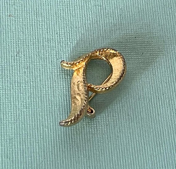 Vintage letter P brooch, letter P jewelry, gold letter p, monogram P pin, initial p jewelry, letter p vintage, letter P pin, vintage p pin