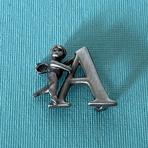 Broche de letra A vintage, alfiler de letra A de peltre, broche de letra A de L Razza firmado, joyería de letra a, pin de monograma A, broche de plata a, inicial a
