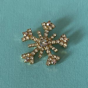 Vintage rhinestone snowflake pin, vintage snowflake pin, Christmas brooch, holiday, rhinestone snow flake pin, snowflake brooch, millenial