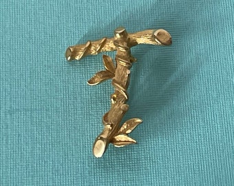 Vintage letter T broche, gesigneerde Sarah letter T pin, Sarah Coventry, gouden letter T pin, monogram t broche, t broche vintage, initiële t pin