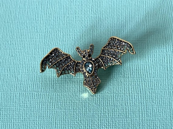 Blue rhinestone bat brooch, bat pin, Halloween bat pin, bat brooch, Halloween pin, Blue bat booch, rhinestone bat pin, bat jewelry, bbat pin