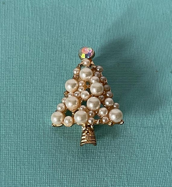 Vintage Christmas tree pin, faux pearl Christmas tree, Christmas jewelry, rhinestone Christmas tree pin, holiday pin, Christmas brooch, tree