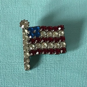 Vintage flag brooch, American flag brooch, rhinestone flag brooch, USA brooch, patriotic brooch, Independence day, MAGA, American flag pin,