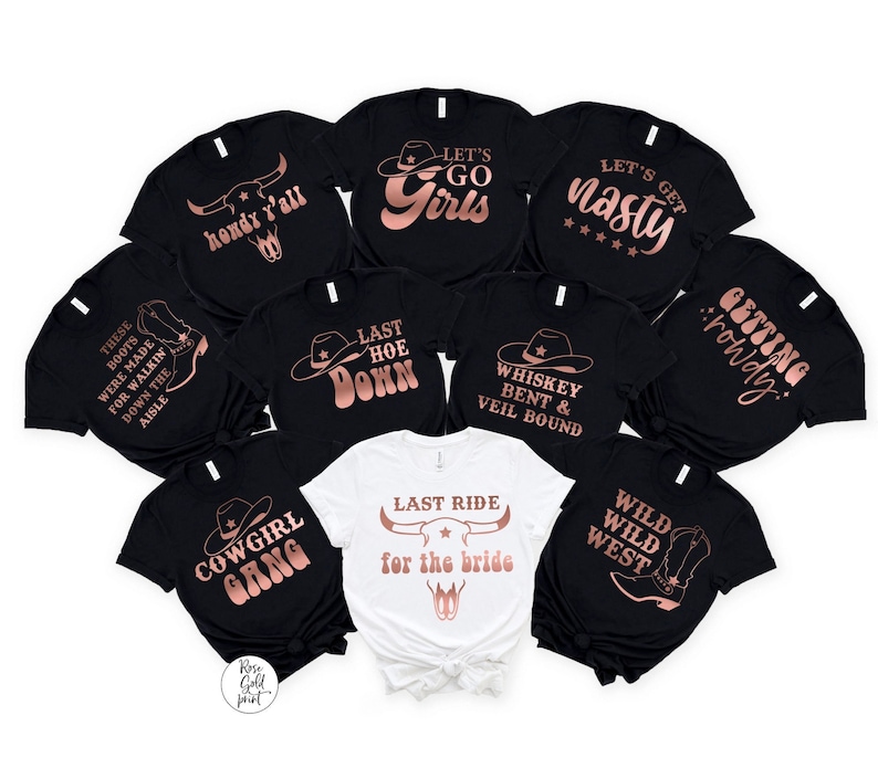 K&ouml;nnte beinhalten: Satz von zehn schwarzen und wei&szlig;en T-Shirts mit ros&eacute;goldenen Texten und Grafiken. Die Shirts zeigen S&auml;tze wie "Let's Go Girls", "Whiskey Bent & Veil Bound", "Last Ride for the Bride" und "Wild Wild West".