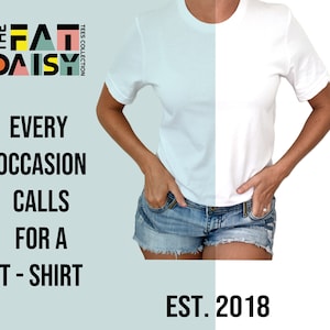 K&ouml;nnte beinhalten: Ein wei&szlig;es T-Shirt mit dem Text "THE FAT DAISY TEES COLLECTION" und "EST. 2018" auf hellblauem Hintergrund. Der Text "EVERY OCCASION CALLS FOR A T-SHIRT" befindet sich ebenfalls auf dem Hintergrund.