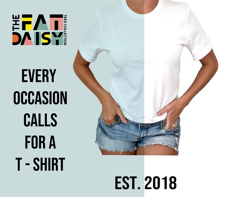 K&ouml;nnte beinhalten: Ein wei&szlig;es T-Shirt mit dem Text "THE FAT DAISY TEES COLLECTION" und "EST. 2018" auf hellblauem Hintergrund. Der Text "EVERY OCCASION CALLS FOR A T-SHIRT" befindet sich ebenfalls auf dem Hintergrund.