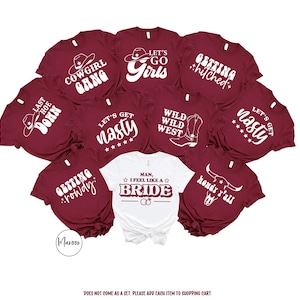 K&ouml;nnte beinhalten: Ein Set aus neun T-Shirts in Rotbraun und Wei&szlig; mit verschiedenen Designs und Texten zum Thema Western, darunter "Cowgirl Gang", "Let's Go Girls", "Getting Hitched", "Last Hoe Down", "Let's Get Nasty", "Wild Wild West", "Getting Rowdy", "Man, I Feel Like a Bride" und "Howdy Y'all".