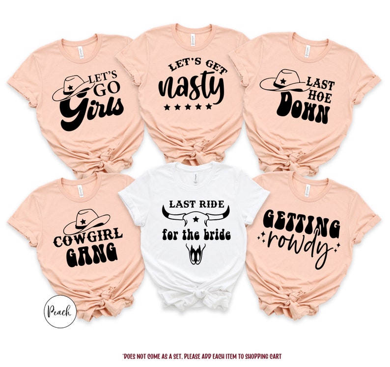 K&ouml;nnte beinhalten: F&uuml;nf T-Shirts in Pfirsich und Wei&szlig; mit schwarzem Text und Grafiken. Die Shirts zeigen S&auml;tze wie "Let's Go Girls", "Let's Get Nasty", "Last Hoe Down", "Cowgirl Gang", "Last Ride for the Bride" und "Getting Rowdy".