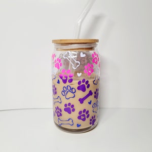 Dog Mom Iced Coffee Cup | 16 oz Beer Can Glass with Bamboo Lid | Paw Prints & Dog Bones Beer Can Glass Jar