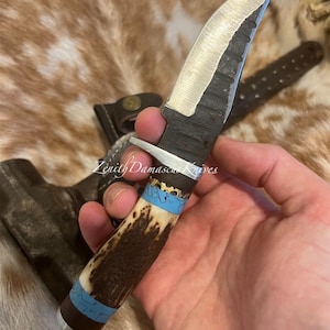 Personalisierte 8-Zoll-Messer aus Kohlenstoffstahl mit türkisfarbenen Hirschgeweih Griff Stahlmesser + Ledertasche Jagdmesser Geschenk für Männer