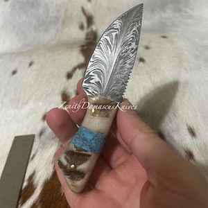 Personalized 5.5’ Custom Feather Damascus Skinner Knife Turquoise & Ram Horn Handle + Leather Sheath Damascus Knife Damascus