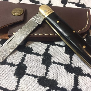 Couteau pliant personnalisé « The Rhino » Damascus avec un manche en corne de taureau noir + étui en cuir Damascus Grafting Knife Gift For Men Gift