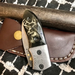 Coltello pieghevole Damasco su misura Scrimshaw fatto a mano + Custodia in pelle Coltello con chiusura posteriore Damasco, Anniversario, Regalo di compleanno Buck Scrimshaw