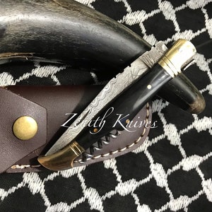 Coltello pieghevole Damasco personalizzato con manico in corno di toro + custodia in pelle Coltello Damasco regalo per uomo, EDC, aprisughero