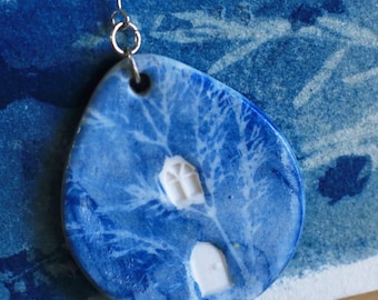 Accueil / Boucles d'oreilles en porcelaine cyanotype