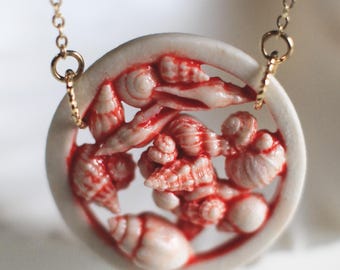 Mon sang, c'est l'océan / Collier coquillage en porcelaine