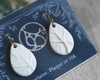 Pendentifs et boucles d'oreilles en porcelaine et or avec reliefs de feuilles