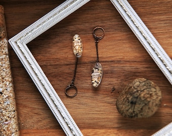 Boucles d'oreilles balançoires d'îles / coquillages et sable de plage d'Indonésie