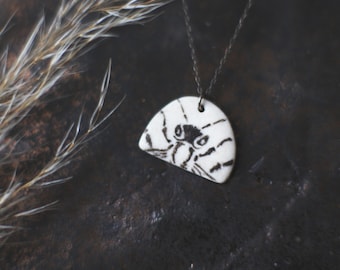 Apis / Pendentif en porcelaine