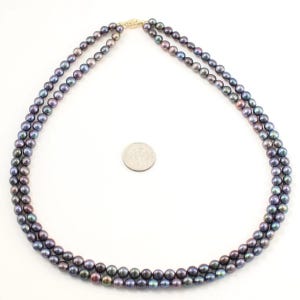 Collar de perlas de agua dulce de pavo real de doble hebra con cierre de oro de 14 quilates