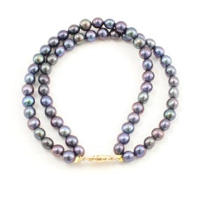 Pulsera de perlas de agua dulce de pavo real de doble vuelta con cierre de oro amarillo de 14 k
