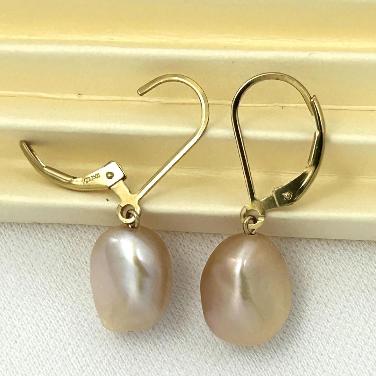 BOUCLES D'OREILLES DORMEUSES EN PERLES DE CULTURE ROSES - PLAQUÉ OR JAUNE 14K - NEUVES AVEC ÉTIQUETTES