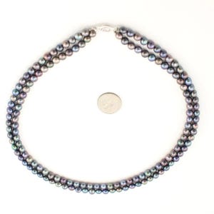 Collar de perlas de pavo real de doble hebra con cierre de oro blanco de 14 quilates