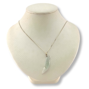 Collar con colgante de delfín tallado a mano en oro amarillo macizo de 14k y jadeíta natural