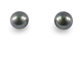 Puede incluir: Un par de pendientes de botón redondos de color gris oscuro, con perlas esféricas lisas que presentan un sutil brillo iridiscente. Los pendientes se muestran como dos piezas circulares individuales, cada una con una superficie pulida.