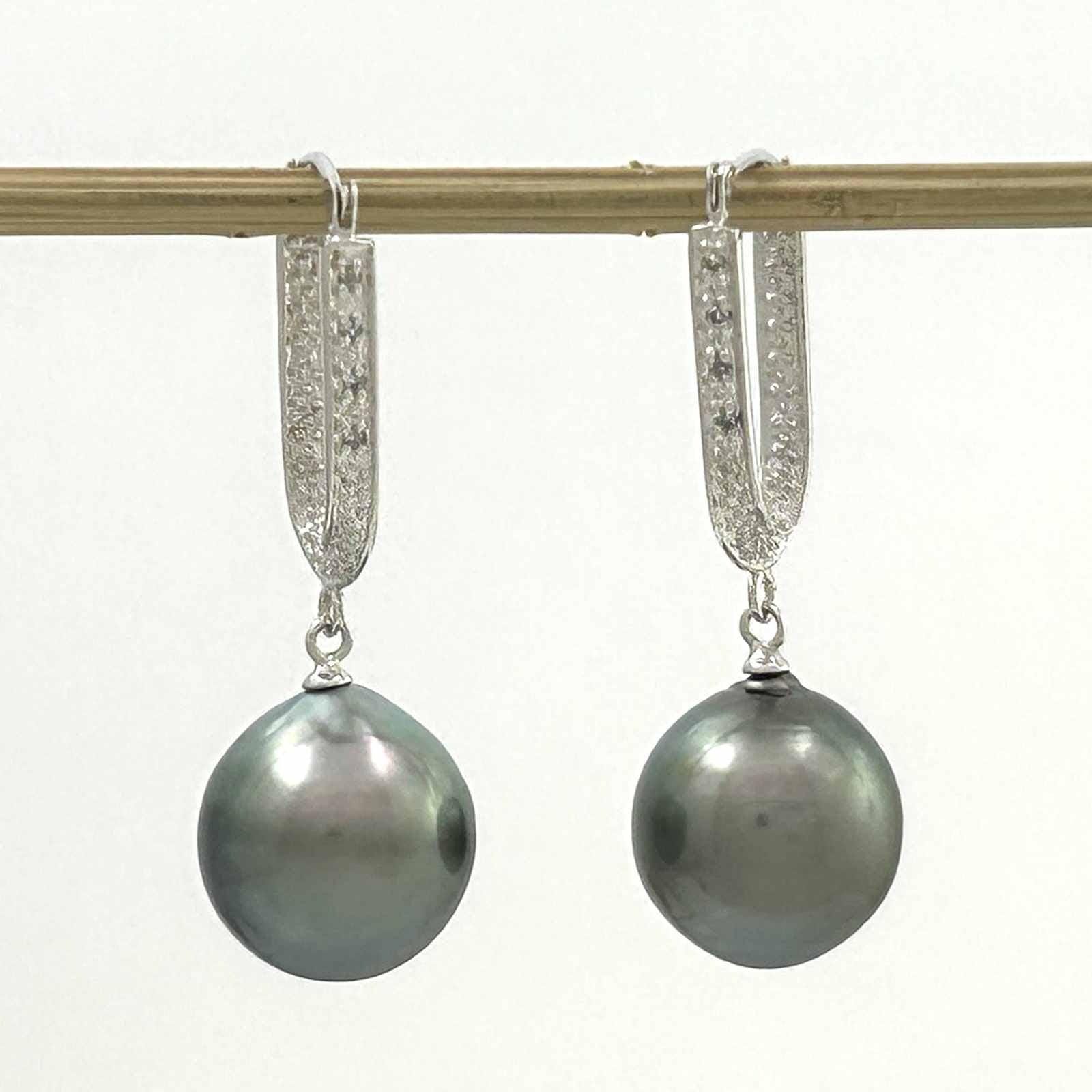 Orecchini Pendenti In Perla Nera Di Tahiti Oro Bianco – 12-13mm – Fatti A Mano