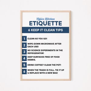 以下が含まれることがあります： オフィスキッチンマナーの6つのヒントをまとめた、青と白のデザインの印刷可能なポスター。ポスターのタイトルは「オフィスキッチンマナー」、サブタイトルは「6つの清潔さを保つヒント」です。