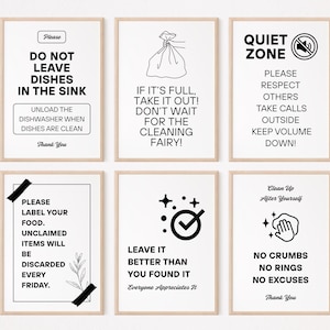 Puede incluir: Seis letreros enmarcados con texto negro sobre fondo blanco. Los letreros tienen varios mensajes, incluyendo "No dejes los platos en el fregadero" y "Zona de silencio". Los letreros están en marcos de madera.
