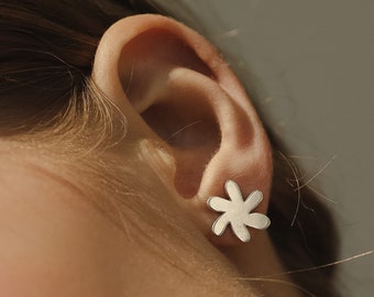 Flower earrings, silver chamomile, daisy earrings, silver stud earrings, silver petals, shiny earrings
