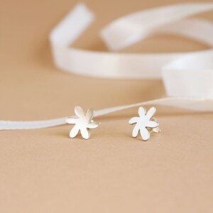 Flower earrings, silver chamomile, daisy earrings, silver stud earrings, silver petals, shiny earrings image 5