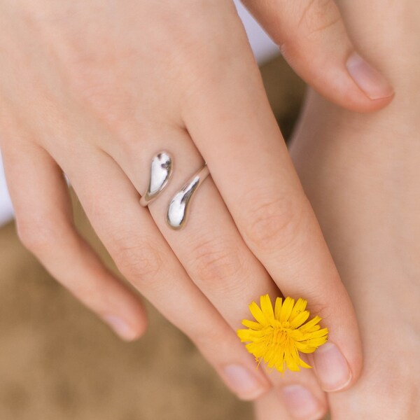 Adjustable silver ring, smooth and streamlined volumetric sterling silver ring