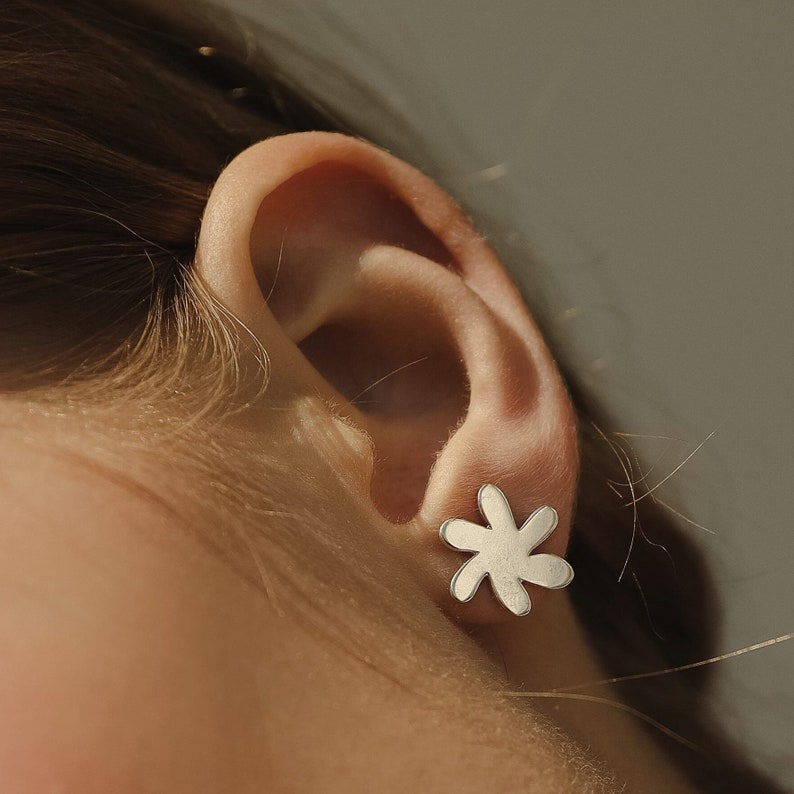 Flower earrings, silver chamomile, daisy earrings, silver stud earrings, silver petals, shiny earrings image 1