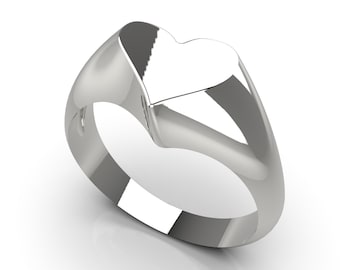 Könnte beinhalten: Ein silberner Ring mit einem herzförmigen Design. Der Ring ist glatt und poliert.
