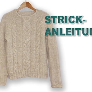 Könnte beinhalten: Ein beiger Strickpullover mit Zopfmuster. Der Pullover hängt an einem Holzbügel. Der Text "STRICK-ANLEITUNG" ist in der oberen rechten Ecke des Bildes sichtbar.