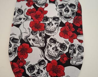 Elegante copri sacca per stomia con design teschi e rose, realizzato a mano per ileostomia e colostomia. Disponibilità limitata.