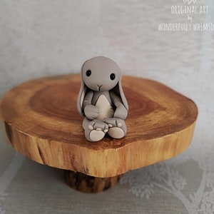 Adorno de conejo marrón, escultura para guardería, decoración para baby shower, adorno para tarta de cumpleaños, bloque de madera con nombre de bosque, recuerdo para niños hecho a mano