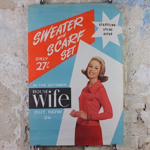 Années 1950 The Housewife Newsagent Poster, Sweater and Scarf set, un anachronisme d’hier, magazine media print wall art retro