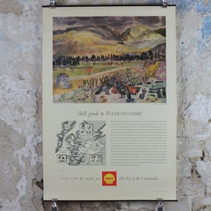 Pode incluir: Cartaz vintage do guia Shell para Inverness-Shire. O cartaz apresenta uma pintura de paisagem colorida com montanhas, árvores e animais. O texto "Shell guide to INVERNESS-SHIRE" é exibido, juntamente com um mapa e o logotipo da Shell.