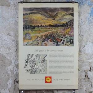 Pode incluir: Cartaz de viagem vintage "Shell guide to Inverness-Shire" com uma paisagem em aquarela das Terras Altas escocesas. O cartaz inclui um mapa e texto, com o logotipo da Shell na parte inferior. O cartaz é preso com clipes de metal.