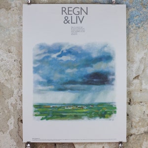 Puede incluir: Una impresión artística enmarcada titulada "REGN & LIV" con un paisaje en acuarela. La obra de arte representa un cielo tormentoso con nubes azul oscuro y lluvia sobre un campo verde y un pequeño pueblo. La impresión se muestra sobre un fondo blanco.